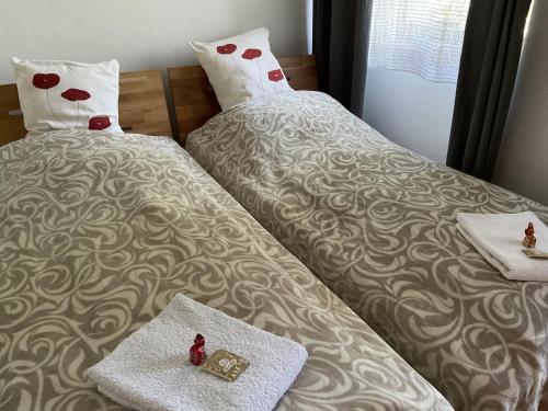 เตียงในห้องที่ Ferienwohnung von der Herzogshöhe ,WIFI, Netflix, Parkplatz, Kamin, Fussbodenheizung, Thermomix, Babybett