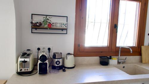 eine Küche mit einer Theke mit Geräten darauf in der Unterkunft Villa Sal y Mar - Jávea ! Freshly Renovated ! in Jávea