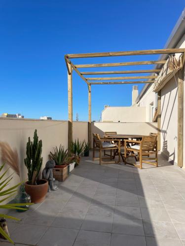 un patio con tavolo e sedie sul tetto di Ático duplex Do It Mediterranean a Vinarós