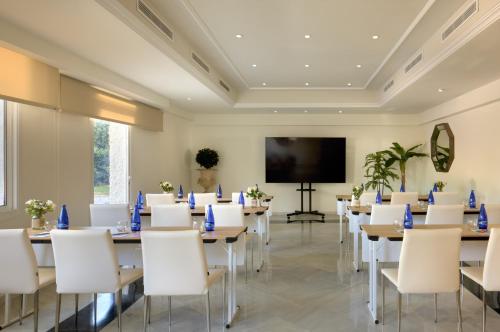 Una televisión o centro de entretenimiento en Meliá Zahara Resort & Villas