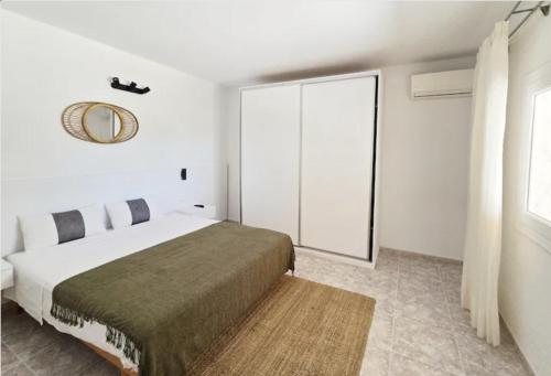 1 dormitorio con cama y ventana grande en An Oasis For You And Your Loved Ones at Can Rafa, en San Antonio