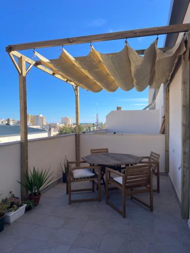 un patio con tavolo e sedie su un balcone di Ático duplex Do It Mediterranean a Vinarós