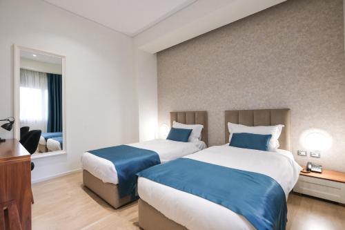 Golden City Hotel , Tiranaにあるベッド