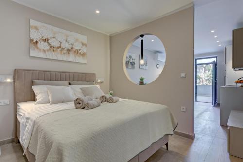 Delux studio apartment Aron with free Parking في بولا: غرفة نوم بها سرير كبير عليه منشفتين