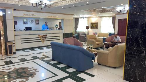 un vestíbulo con una sala de espera con personas sentadas en sillas en أجنحة أبو قبع الفندقيةAbu Quboh Hotel Suite Apartment en Amán