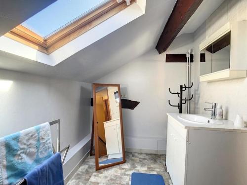 O bucătărie sau chicinetă la Chambre atypique chez l'habitant
