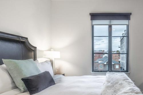Una cama o camas en una habitación de 121 Hotel by AvantStay Modern Comfort in Nashville's West End