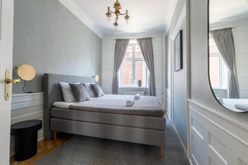 een kleine slaapkamer met een bed en een raam bij Large Flat with Canal View in Central CPH City in Kopenhagen