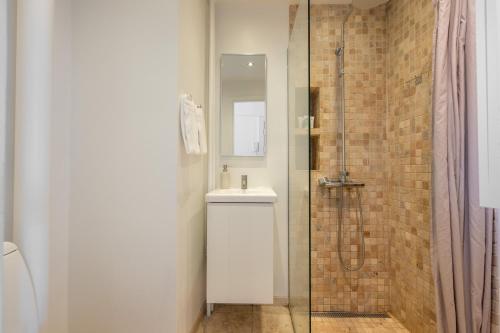 een badkamer met een douche, een wastafel en een toilet bij Large Flat with Canal View in Central CPH City in Kopenhagen