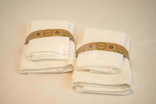 a group of towels sitting on top of a table at Sella Apartamento in Gijón