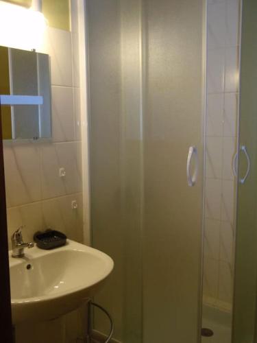 une salle de bain avec un lavabo et une douche en verre dans l'établissement Le Viognier - Gîte - Lot (vallée de la Dordogne), à Saint-Michel-de-Bannières