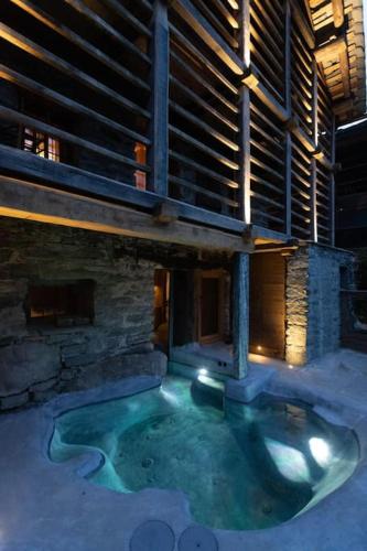 a swimming pool in the middle of a building at Ad Maiora Baita Walser with SPA in Alagna Valsesia