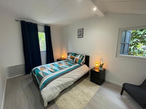 une chambre avec un lit et une fenêtre dans l'établissement Maison paisible et élégante JO CDG, à Aulnay-sous-Bois