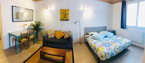 une chambre avec un lit, une table et un bureau dans l'établissement T1 Bis tres proche centre et canal, à Narbonne