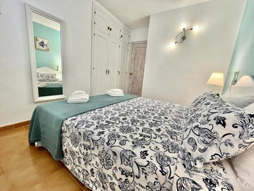 a bedroom with a bed with a black and white blanket at Casa Relu Urbanización Torres del Castillo in Costa de Antigua