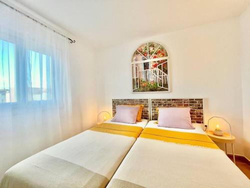 sypialnia z dwoma łóżkami i oknem w obiekcie La Casa de las Flores w mieście Costa de Antigua