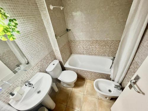 łazienka z umywalką, toaletą i wanną w obiekcie La Casa de las Flores w mieście Costa de Antigua