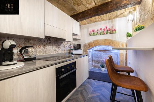Η κουζίνα ή μικρή κουζίνα στο 1BR Charming townhouse in capital city with WIFI by 360 Estates
