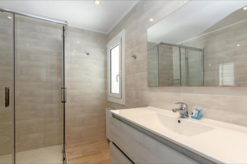 bagno con lavandino e doccia di Apartment Alva Lloretholiday a Lloret de Mar