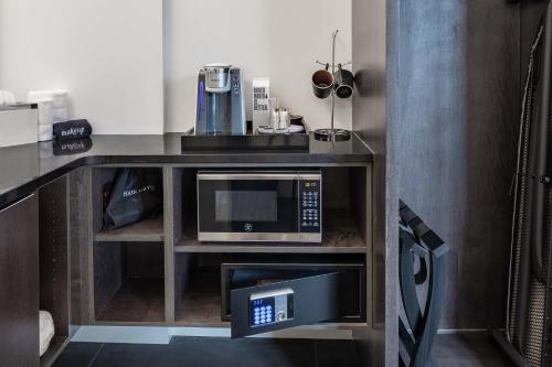 Una cocina o cocineta en 121 Hotel by AvantStay Modern Comfort in Nashville's West End