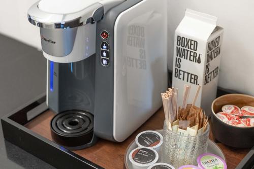 Tetera y cafetera en 121 Hotel by AvantStay Modern Comfort in Nashville's West End