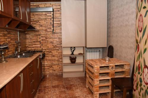 提比里斯的住宿－Relax Inn Tbilisi，厨房设有柜台和砖墙