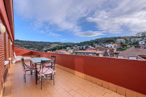a patio with a table and chairs on a balcony at Atico con 2 terrazas de 25 m cada una in Górliz-Elexalde