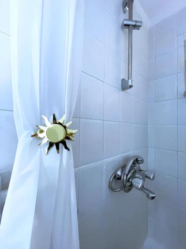 eine Blume auf einem Duschvorhang im Bad in der Unterkunft Jacque's Boutique Suite in Thessaloniki