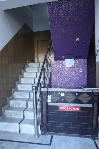 un conjunto de escaleras en un edificio con equipaje en Hotel Airport land, en Nueva Delhi