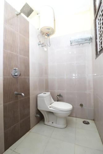y baño pequeño con aseo y ducha. en Hotel Airport land, en Nueva Delhi
