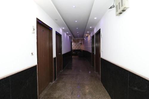 un pasillo con una fila de puestos en un edificio en Hotel Airport land, en Nueva Delhi