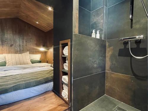 een slaapkamer met een douche en een bed in een kamer bij Le Chalet Georges in Chamonix-Mont-Blanc