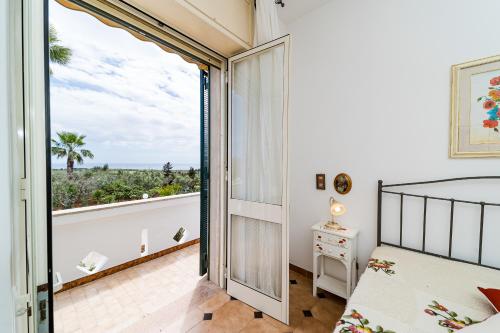 1 dormitorio con cama y vistas al océano en Villa Anna By Vivimy, en Salve