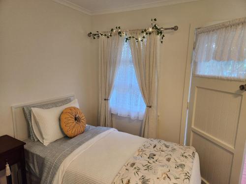 um quarto com uma cama com uma abóbora em Ferns Miners Rest em Mount Morgan