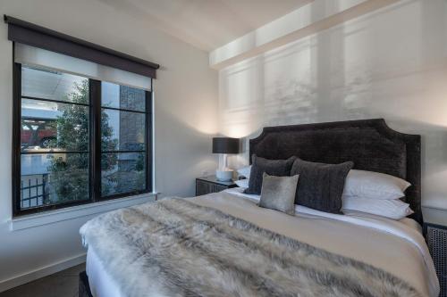 Una cama o camas en una habitación de 121 Hotel by AvantStay Modern Comfort in Nashville's West End