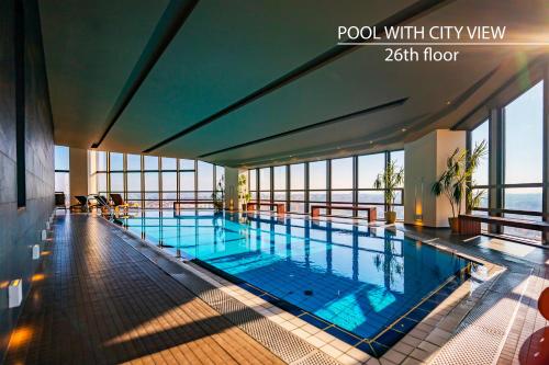 einen Pool mit Aussicht in einem Gebäude in der Unterkunft Grand Hotel Prague Towers in Prag