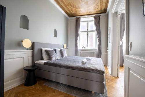 1 dormitorio con cama y ventana en Lavish 4BR Flat in the Heart of CPH by The Canals, en Copenhague