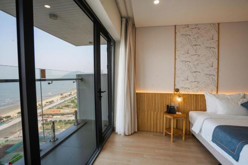 Una cama o camas en una habitación de Seabird Hotel Thien Cam