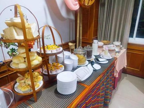 - un buffet avec des assiettes et des plats sur une table dans l'établissement Sky View Resort Buriram, à Buriram