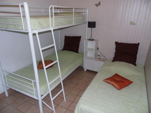 En eller flere senge i et værelse på Le Pinot - Gîte - Lot - Vallée de la Dordogne