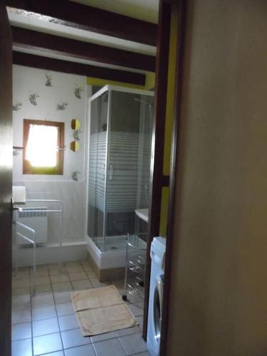 une salle de bain avec douche et machine à laver dans l'établissement Le Pinot - Gîte - Lot - Vallée de la Dordogne, à Saint-Michel-de-Bannières