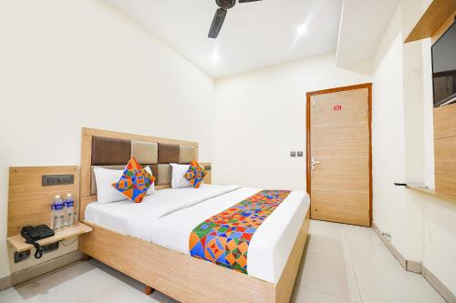 Postel nebo postele na pokoji v ubytování FabEscape Panchkula Motels