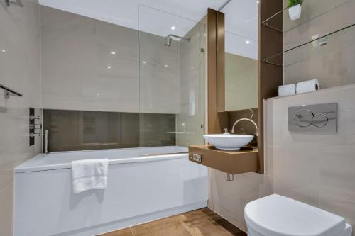 Ett badrum på Premium One Bedroom Apartment City Road Basin