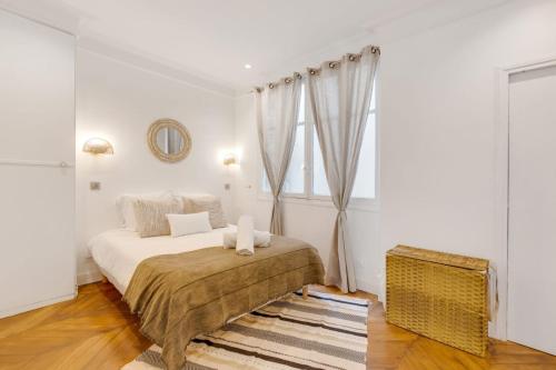 une chambre blanche avec un lit et une fenêtre dans l'établissement Luxurious Flat Champs Elysée, à Paris