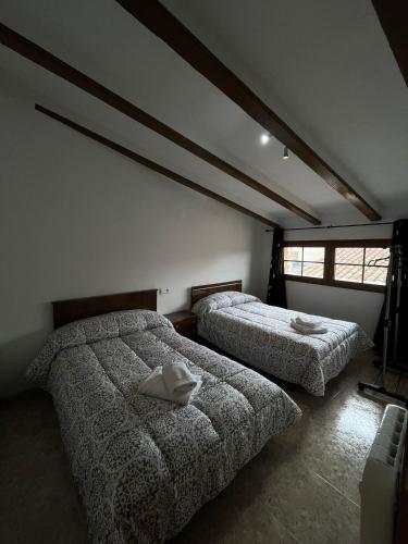 a bedroom with two beds in a room at Casa Rural Angeles in Catí