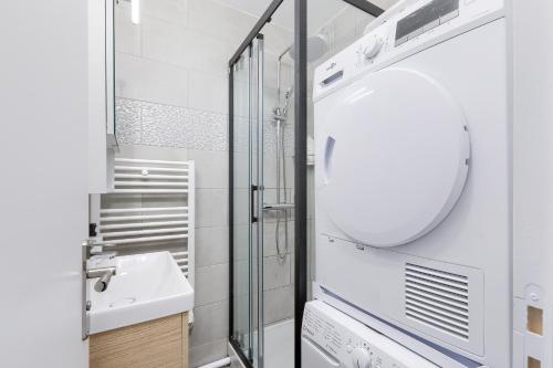 une salle de bain avec un lavabo et un miroir dans l'établissement Appart Spacieux pour 6, Vue Panoramique, à Saint-Denis