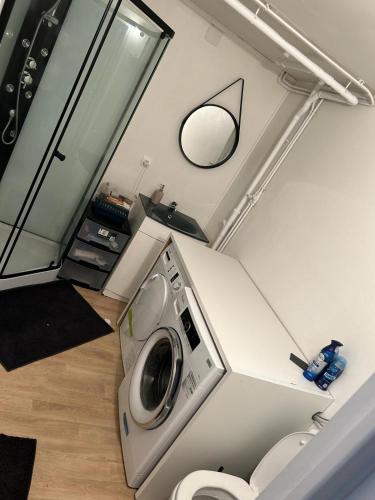- une salle de bains pourvue d'un lave-linge dans l'établissement Chambre indépendante, à Rou-Marson