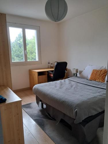 une chambre avec un lit, un bureau et une chaise dans l'établissement Chambre indépendante, à Rou-Marson
