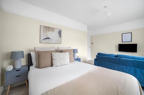 Llit o llits en una habitació de The Acton Luxury Premium Rooms