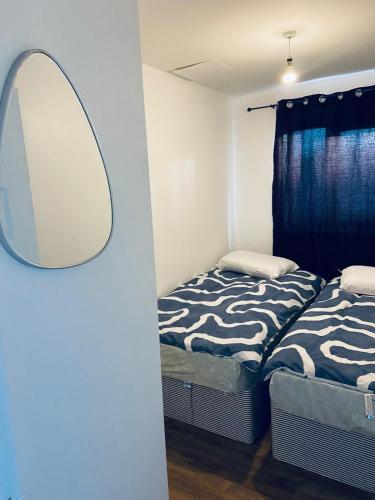 Säng eller sängar i ett rum på Alba, 2 Bed Flat, by Grays Station, Free Parking